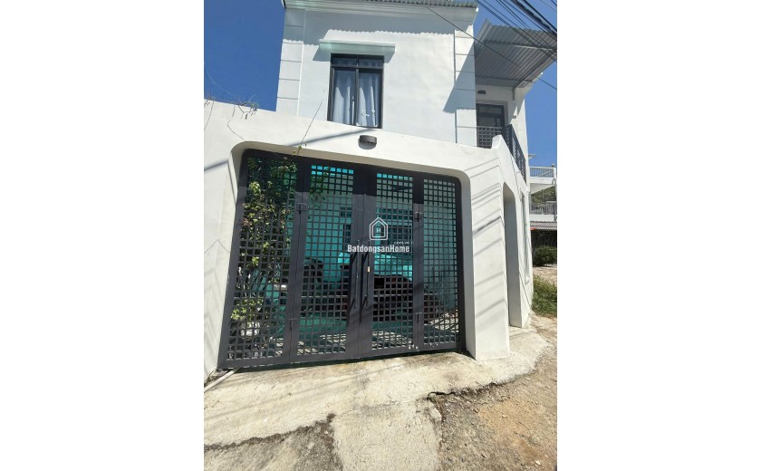 Bán nhà 2 lầu gần biển Hòn Chồng – ô tô 6m – Vĩnh Hải – giá 3,3 tỷ